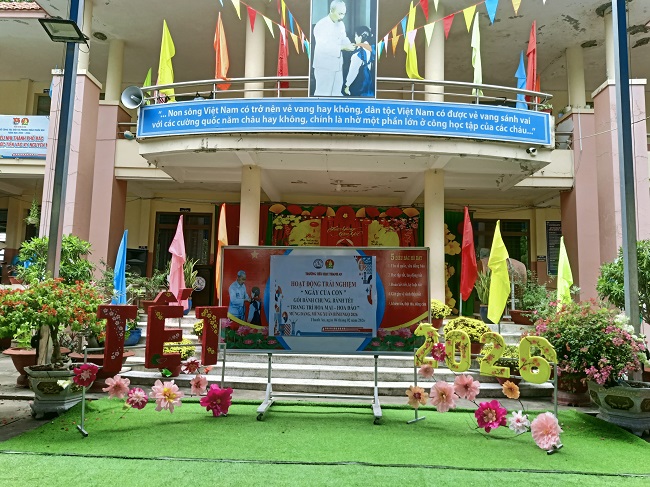 Hoạt Động Trải Nghiệm "Ngày Của Con". Trang Trí Hoa Mai - Hoa Đào. Gói Bánh Chưng - Bánh Tét Mừng Đảng - Mừng Xuân Năm 2026.